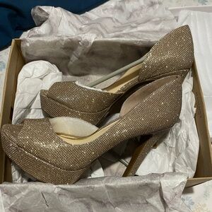 Style: JS- MARTELLA.   Color: Gold/ Jessica sparkle MSH.    Size: 8.5M